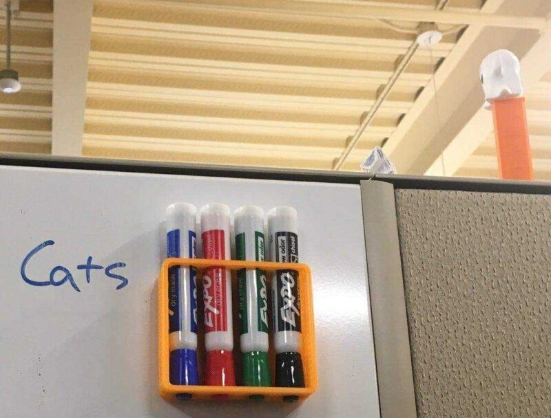 Beyaz Tahta Dekoratif Organik Plastikten Kalem Tutucu Aparatı
