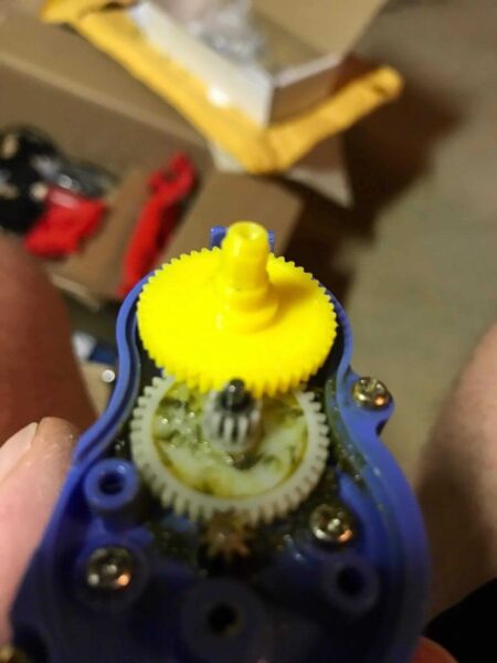 Roomba Yan Fırça Dişlisi Plastik Aparat