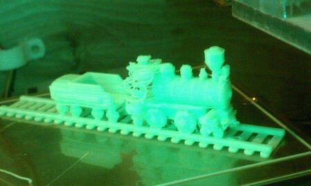 3D Mücadelenin Tahta Treni. Plastik Aparat
