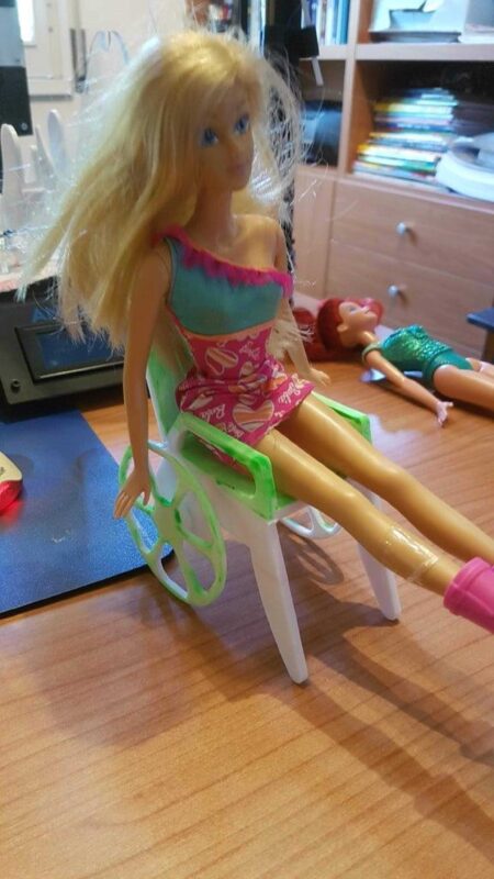 Sedia La Barbie / Barbie Tekerlekli Sandalye Başına Bir Rotelle Plastik Aparat