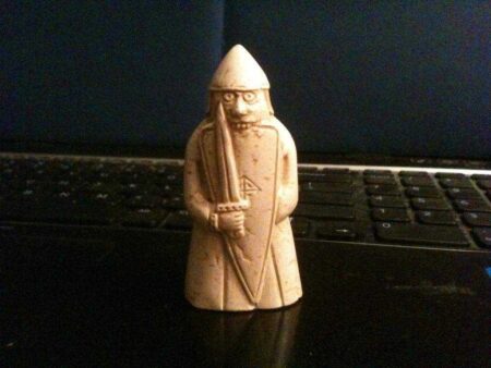 Lewis Chessmen - Berserker (Rook) Plastik Aparat