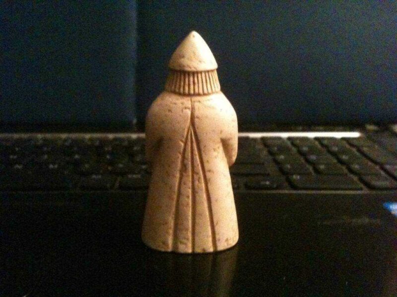 Lewis Chessmen - Berserker (Rook) Plastik Aparat - Görsel 3