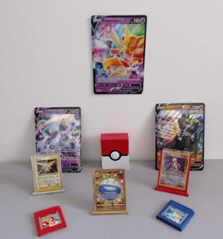 Pokemon Kart Masaüstü Tutucu Plastik Aparat