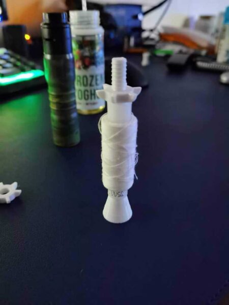 Bir Dikiş Makinesinde Bobin Üzerinde Sarma İpliği İçin Pin Plastik Aparat