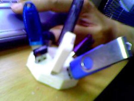 8 USB Tutucu Kabı Saklama Kutusu Düzen Koruyucu Asma Aparat Masa