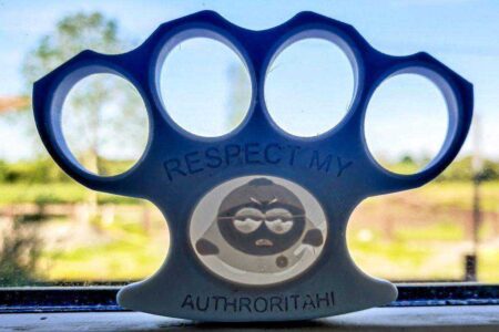 Güney-Park-Kartman Knuckle Dusters Prop Plastik Aparat