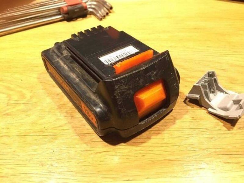 Kanca Pil Siyah Decker 18V Plastik Aparat - Görsel 2
