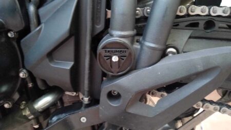 Triumph Tiger 800 Swingarm Pivot Kapağı Plastik Aparat