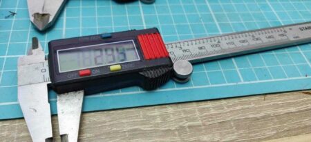 Vernier Kumpas Pil Kapağı Plastik Aparat