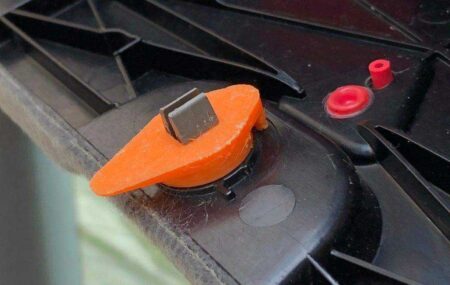 Audi A4 B6 Avant Uyarı Üçgen Kılıfı Kilidi Plastik Aparat