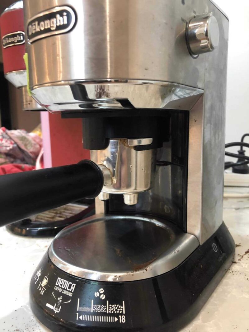 Delonghi Dedica Kahve Öğütücü Tutacağı Plastik Aparat - Görsel 2