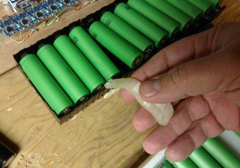 18650 Lityum Hücre / Pil Çıkarıcı  Organik Plastikten Aparat - Görsel 3