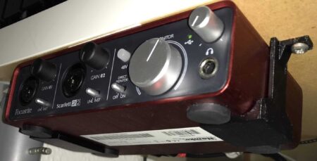 Focusrite Scarlett 2I2 Masa Tutucu Plastik Aparat