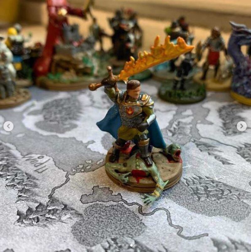 Yanan Bir Kılıçla İnsan Paladin Plastik Aparat - Görsel 2
