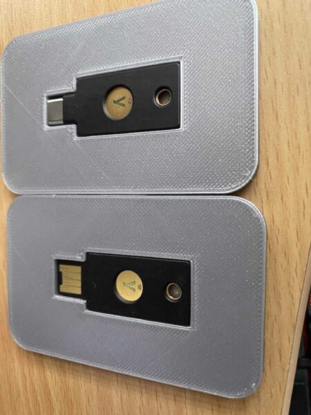Yubico Yubikey Kredi Kartı Taşıyıcı Plastik Aparat