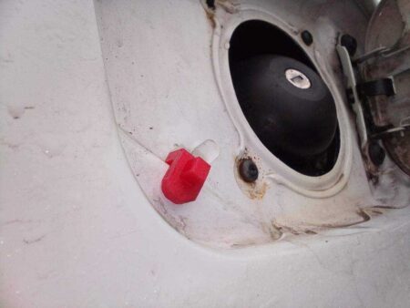 Dacia Sandero Yakıt Deposu Kapağı Tamponu Plastik Aparat
