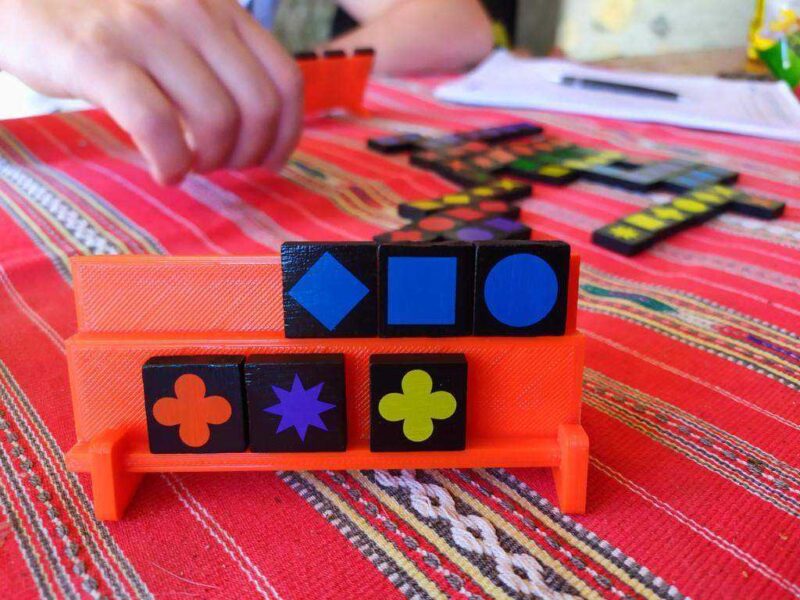 Quirkle Seyahat Standı Plastik Aparat - Görsel 2