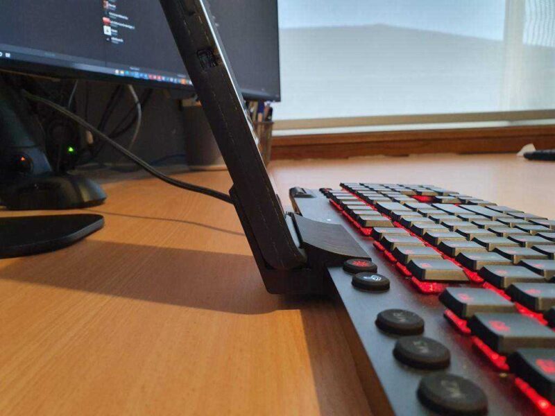 Logitech G815 / G915 Klavye İçin Telefon Tutucu Plastik Aparat - Görsel 3