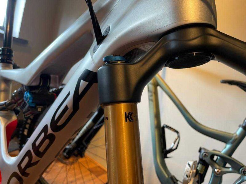 Mountain Bike Fork Crown İçin Airtag Tutucu Plastik Aparat - Görsel 3