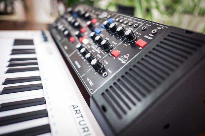 Arturia Keystep Ve Behringer Model-D İçin Dcaps Plastik Aparat - Görsel 3