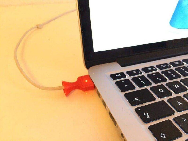 MacBook Pro 2014 Kablo koruyucu aparat organizer Aparatı - Görsel 4