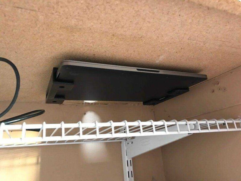 MacBook Pro 2016-2017 Masa veya duvar rafının altında  Aparat - Görsel 2