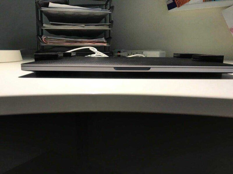 MacBook Pro 2016-2017 Masa veya duvar rafının altında  Aparat - Görsel 4