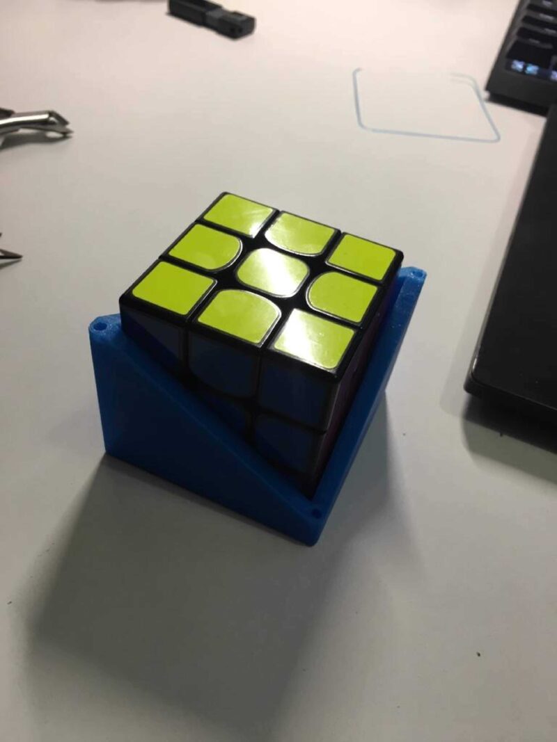 Rubik İn Küpü Saklama Kutusu Mıknatıslı Plastik Aparat - Görsel 4